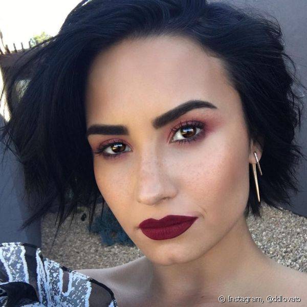 A make monocromática e bem marcada nas sobrancelhas foi a opção de Demi para combinar o vinho nos lábios e nos olhos (Foto: Instagram @ddlovato)